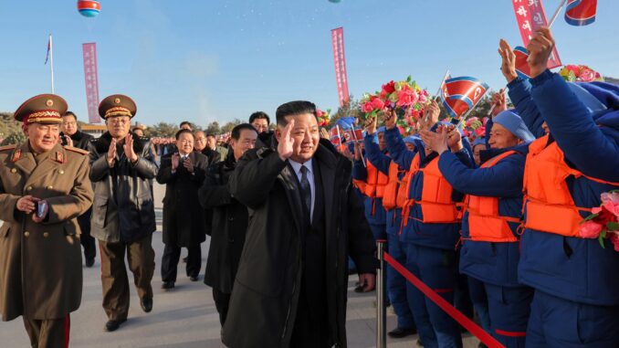 Foto facilitada por la agencia norcoreana KCNA el pasado 30 de diciembre que muestra al líder del país, Kim Jong Un, inaugurando una piscifactoría. EFE/EPA/KCNA
