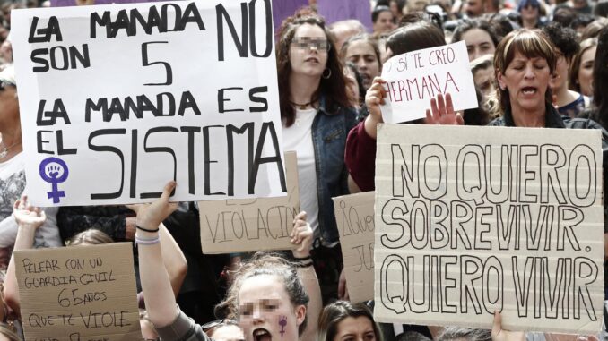 Imagen de archivo de una concentración de protesta contra los 5 condenados de la Manada por abusos sexuales en Navarra. EFE/Jesus Diges
