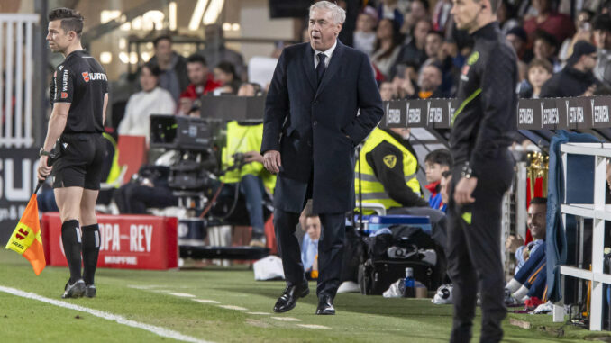 El entrenador del Real Madrid, Carlo Ancelotti, durante el partido correspondiente a los dieciseisavos de final de la Copa del Rey, que están disputando este lunes en el estadio Cartagonova en Cartagena. EFE/Marcial Guillén
