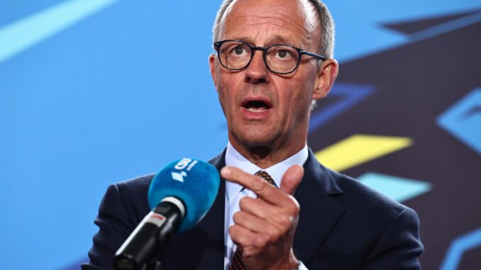 El presidente de la Unión Cristiana Demócrata de Alemania (CDU), Friedrich Merz, habla durante una conferencia de prensa en la reunión a puerta cerrada de la CSU en el Monasterio de Seeon en Seeon-Seebruck, Alemania, 08 de enero de 2025. (Alemania) EFE/EPA/ANNA SZILAGYI
