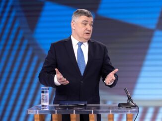 El presidente croata en funciones y candidato presidencial Zoran Milanovic asiste a un debate televisivo con el candidato presidencial Dragan Primorac, en Zagreb, Croacia, 07 de enero de 2025. Croacia llevará a cabo una segunda ronda de las elecciones presidenciales el 12 de enero de 2025. (Elections, Croatia) EFE/EPA/DAMIR SENCAR / POOL CROACIA FUERA