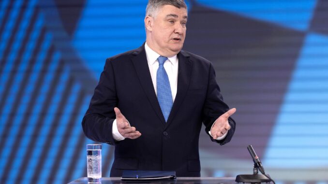 El presidente croata en funciones y candidato presidencial Zoran Milanovic asiste a un debate televisivo con el candidato presidencial Dragan Primorac, en Zagreb, Croacia, 07 de enero de 2025. Croacia llevará a cabo una segunda ronda de las elecciones presidenciales el 12 de enero de 2025. (Elections, Croatia) EFE/EPA/DAMIR SENCAR / POOL CROACIA FUERA
