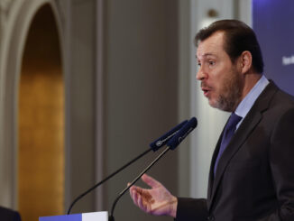 El ministro de Transportes y Movilidad Sostenible, Óscar Puente, durante su intervención este jueves en Madrid en un desayuno informativo del Foro de la Nueva Economía. EFE/  Javier Lizón