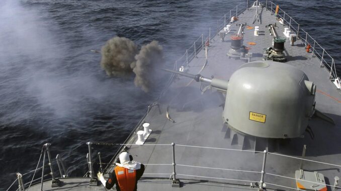 Un buque de la Armada iraní durante unas maniobras militares en una imagen de archivo. EFE/Ebrahim Noroozi
