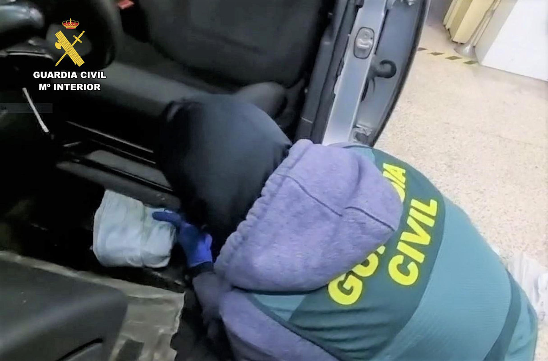 La Guardia Civil ha detenido a once personas, diez de ellas ya en prisión, como integrantes de una red que se dedicaba a transportar cocaína en coches, y que supuestamente codirigía un preso internado en la cárcel cántabra de El Dueso. EFE/  Guardia Civil //SOLO USO EDITORIAL/SOLO DISPONIBLE PARA ILUSTRAR LA NOTICIA QUE ACOMPAÑA (CRÉDITO OBLIGATORIO)
