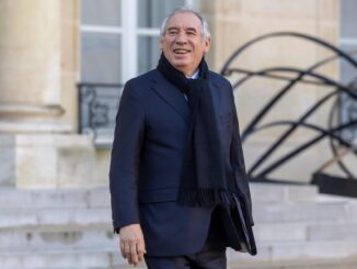 El primer ministro francés Francois Bayrou sale del Palacio del Elíseo tras el primer Consejo de Ministros del año en París, Francia, 3 de enero de 2025. 
 EFE/EPA/CHRISTOPHE PETIT TESSON