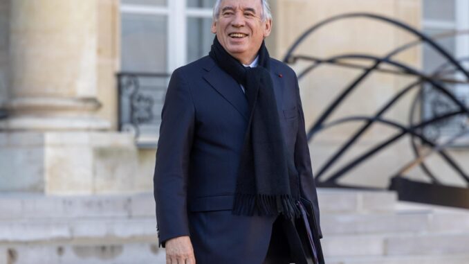 El primer ministro francés Francois Bayrou sale del Palacio del Elíseo tras el primer Consejo de Ministros del año en París, Francia, 3 de enero de 2025. 
 EFE/EPA/CHRISTOPHE PETIT TESSON
