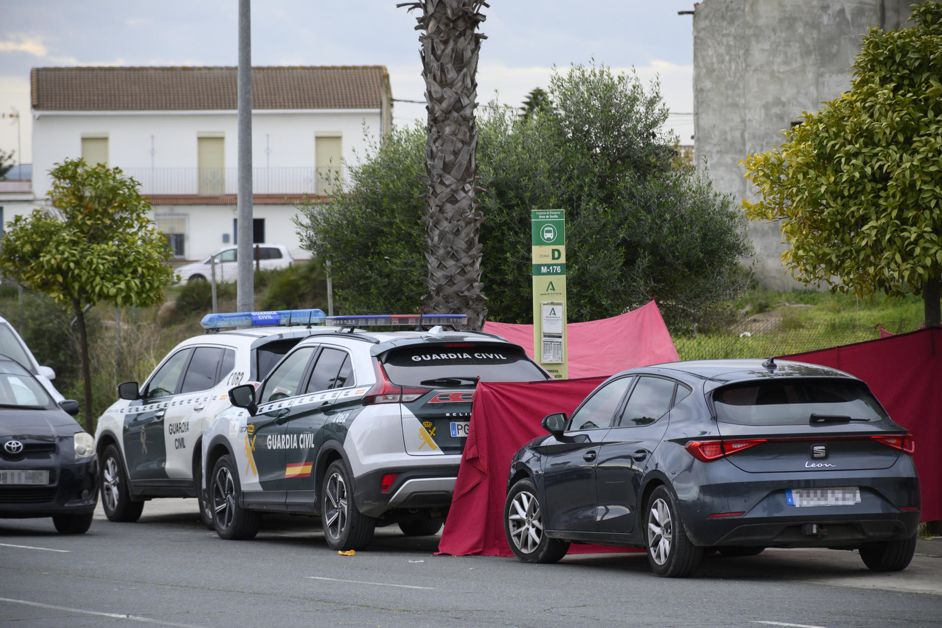 Lugar donde un joven de 17 años ha fallecido tras  ser apuñalado este miércoles a la salida del instituto de Gerena (Sevilla) presuntamente por otro, mayor de edad, que se ha dado a la fuga del lugar de los hechos.EFE/ Raúl Caro.
