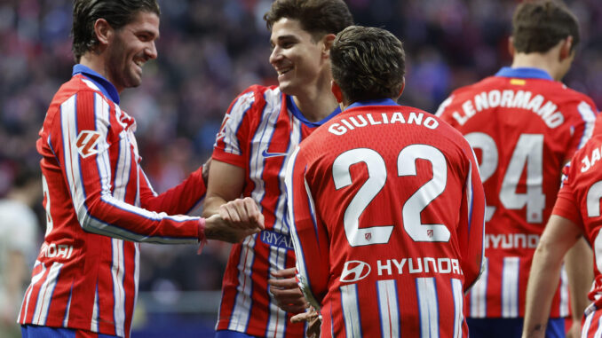 El delantero argentino del Atlético de Madrid Julián Álvarez (2i) celebra el primer gol de su equipo durante el partido de LaLiga entre el Atlético de Madrid y el Osasuna, este domingo en el Riyadh Air Metropolitano de Madrid.EFE/ Juanjo Martín
