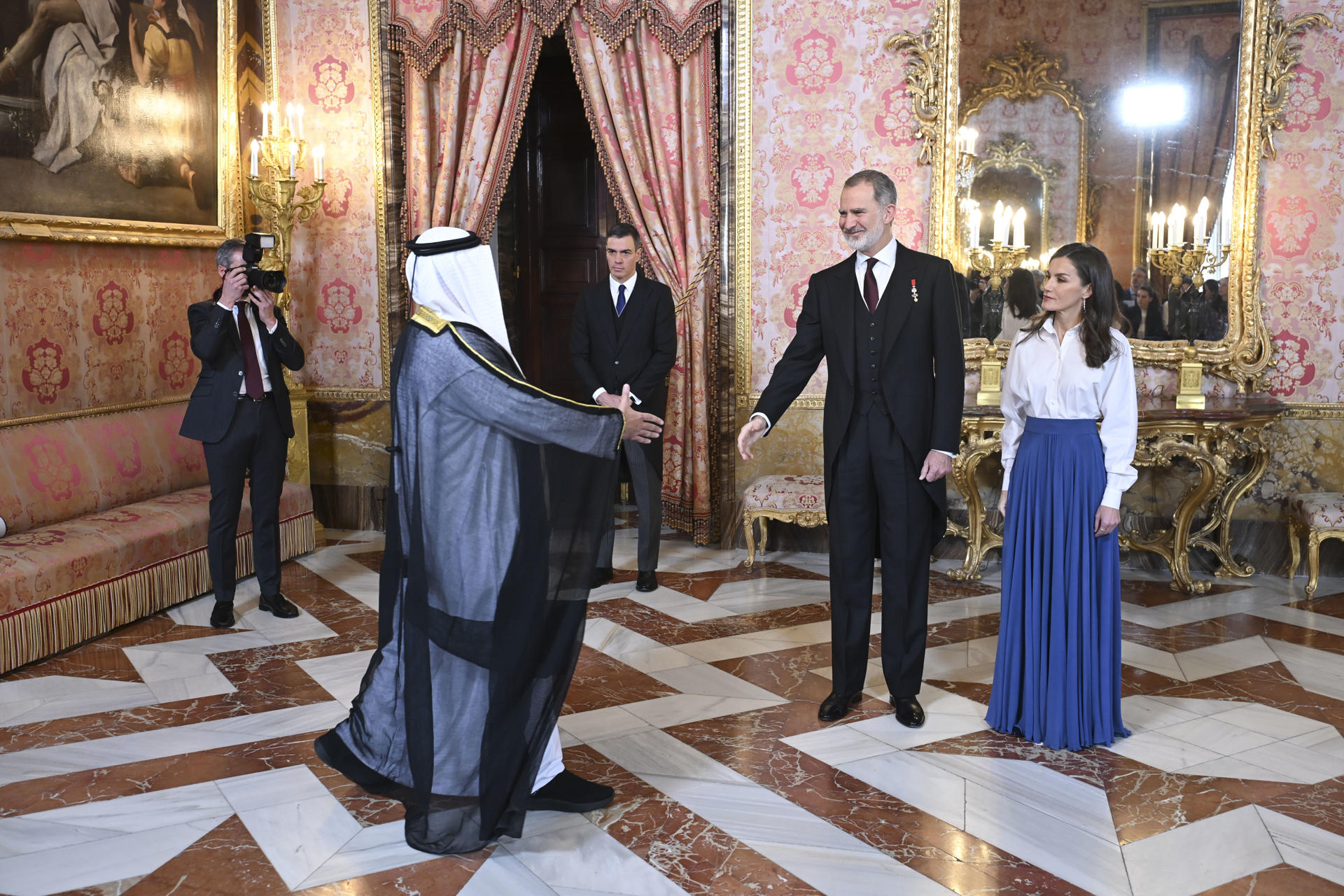 Los reyes, Felipe y Letizia, reciben al embajador de Emiratos en España, Omar Obaid Alshamsi (i), durante la tradicional recepción al cuerpo diplomático acreditado en España celebrada este jueves en el Palacio Real. EFE/ Fernando Villar
