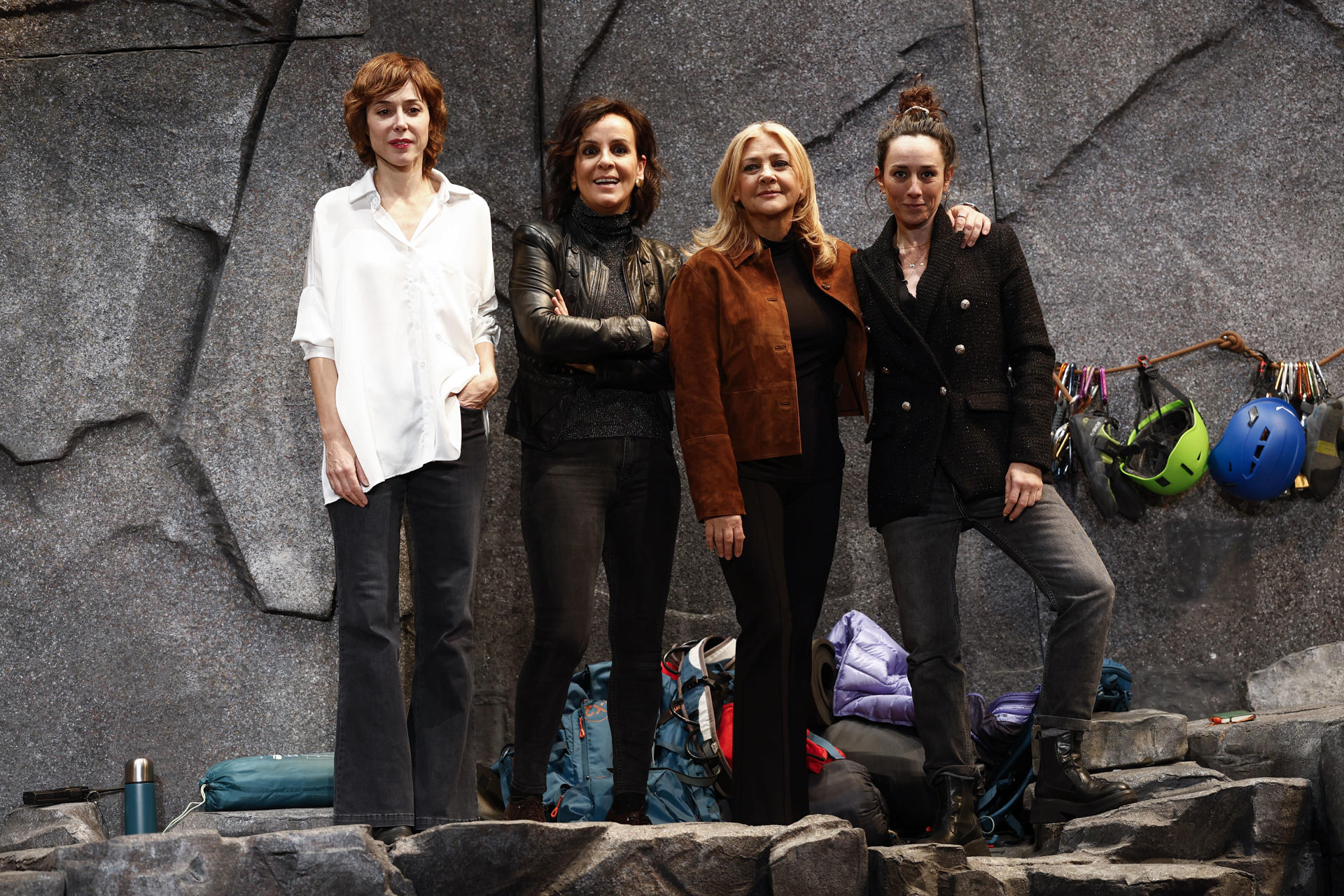 MADRID, 07/01/2025.- Las actrices Amparo Larrañaga (2d), Ruth Díaz (i), Cecilia Solaguren (2i) y Anna Carreño (d) durante la presentación de la obra 'Fitzroy' en Madrid, este martes. Una montaña de 3.405 metros en plena Patagonia, en la frontera entre Argentina y Chile, el 'Fitzroy', es el reto al que enfrenta el dramaturgo Jordi Galcerán a cuatro mujeres que se proponen conquistar uno de los picos más difíciles del mundo. "Tienen que decidir si les merece la pena el riesgo", dice su autor Jordi Galcerán. EFE/ Rodrigo Jiménez
