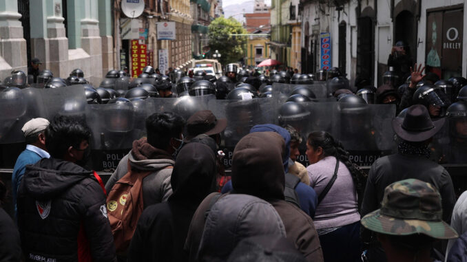 Miembros de la policía boliviana custodian el ingreso a la plaza Murillo este martes, en La Paz (Bolivia). EFE/Luis Gandarillas
