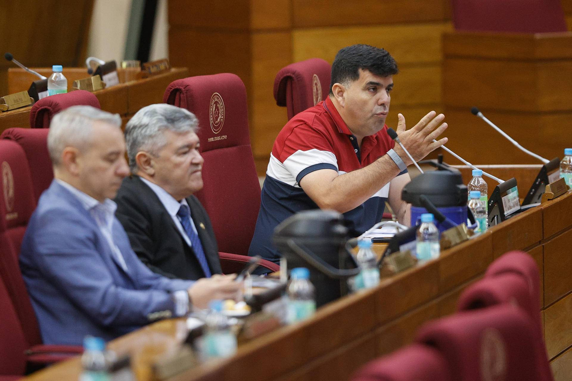 El congresista Adrián Vaesken (d), habla durante una sesión en la Cámara de diputados este miércoles, en Asunción (Paraguay). EFE/ Juan Pablo Pino
