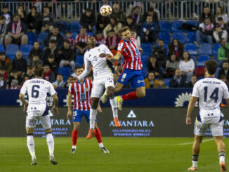 Pablo Barrios disputa el balón con Dorian Junior en el primer tiempo. EFE/Álvaro Cabrera