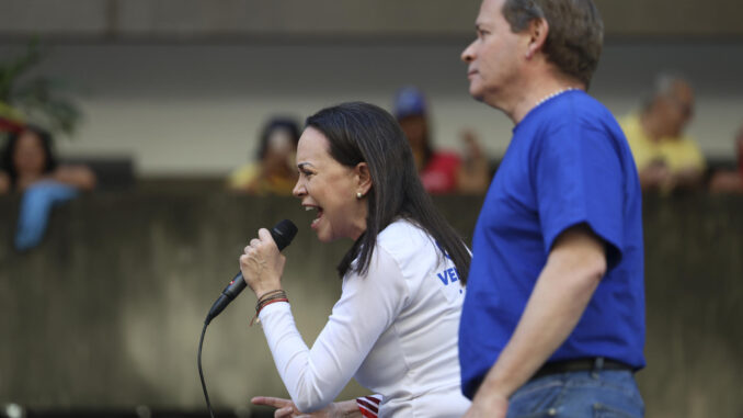 La líder antichavista María Corina Machado (i) pronuncia un discurso junto al exdiputado venezolano Juan Pablo Guanipa este jueves, en una manifestación en Caracas (Venezuela). EFE/ Miguel Gutiérrez
