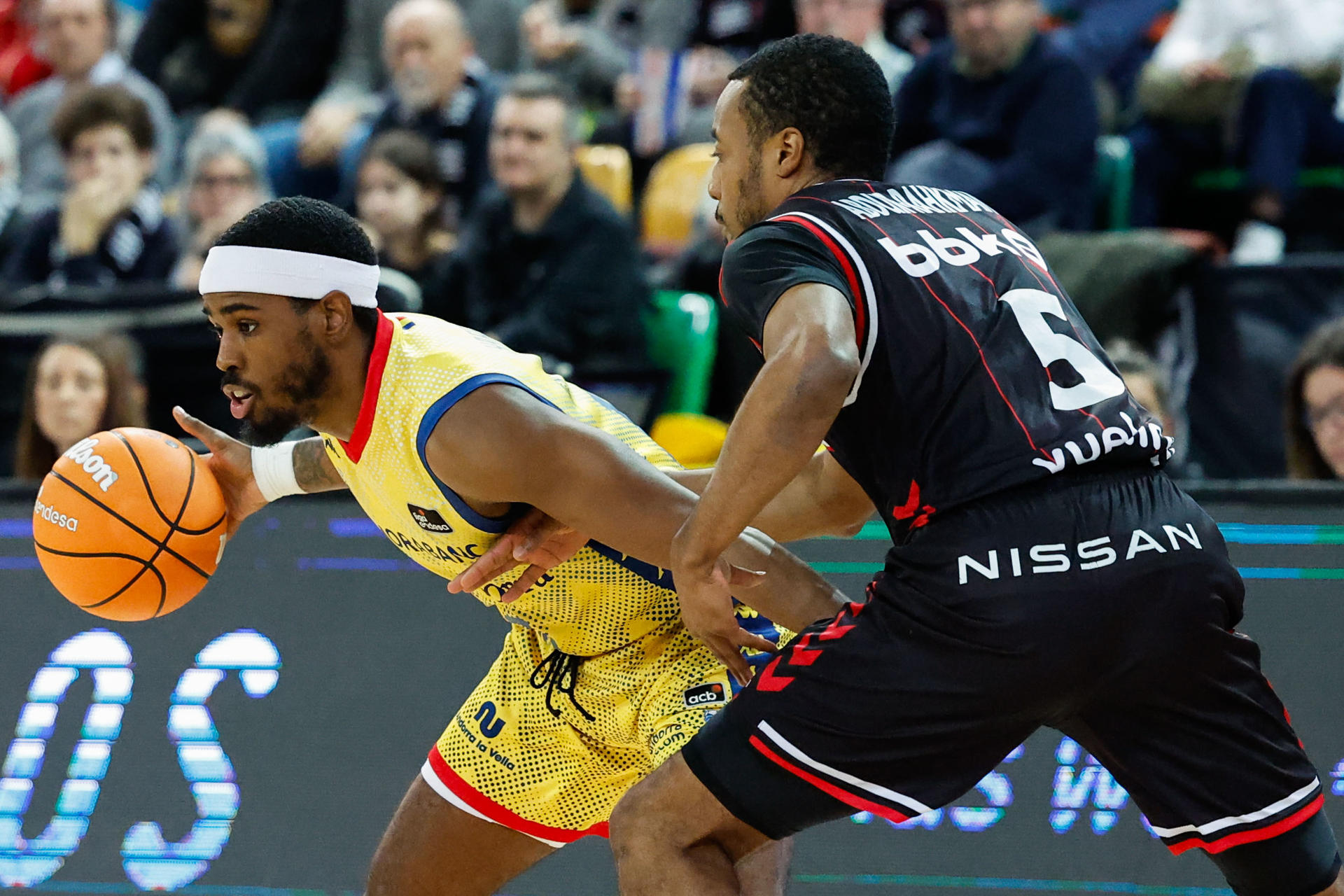 El escolta estadounidense del Surne Bilbao Basket Muhammad-Ali Abdur-Rahkman (d) pelea una posesión ante el base estadounidense del Morabanc Andorra Jerrick Deontre Harding (i) durante un encuentro correspondiente a la jornada 14 de la Liga Endesa entre el Bilbao Surne y el Morabanc Andorra disputado este jueves en Bilbao. EFE/ Miguel Tona
