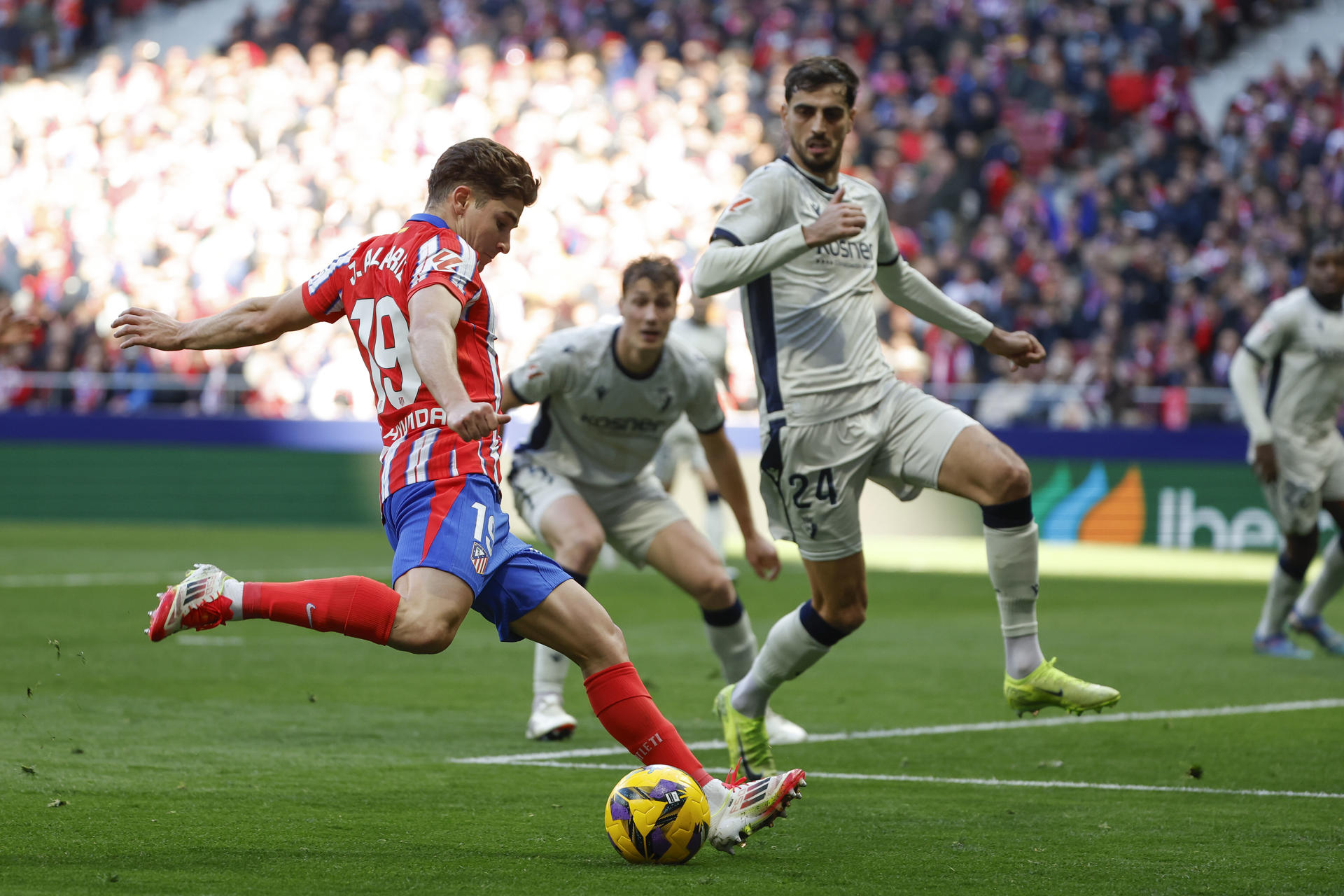 El delantero argentino del Atlético de Madrid Julián Álvarez (i) pelea un balón con el defensa de Osasuna Alejandor Catena durante el partido de LaLiga entre el Atlético de Madrid y el Osasuna, este domingo en el Riyadh Air Metropolitano de Madrid.EFE/ Juanjo Martín
