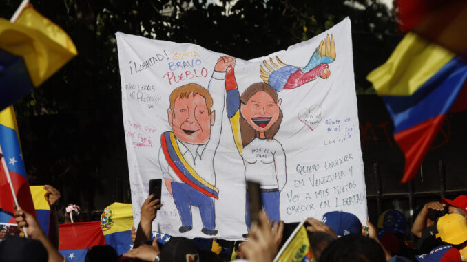 Una persona sostiene un cartel durante una manifestación este jueves, en Santiago (Chile). EFE/ Elvis González
