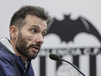 El nuevo entrenador del Valencia, Carlos Corberán, ofrece este jueves en la ciudad deportiva la rueda de prensa previa al partido de LaLiga que disputará este viernes ante el Real Madrid en Mestalla y que fue aplazado por la dana. EFE/Manuel Bruque