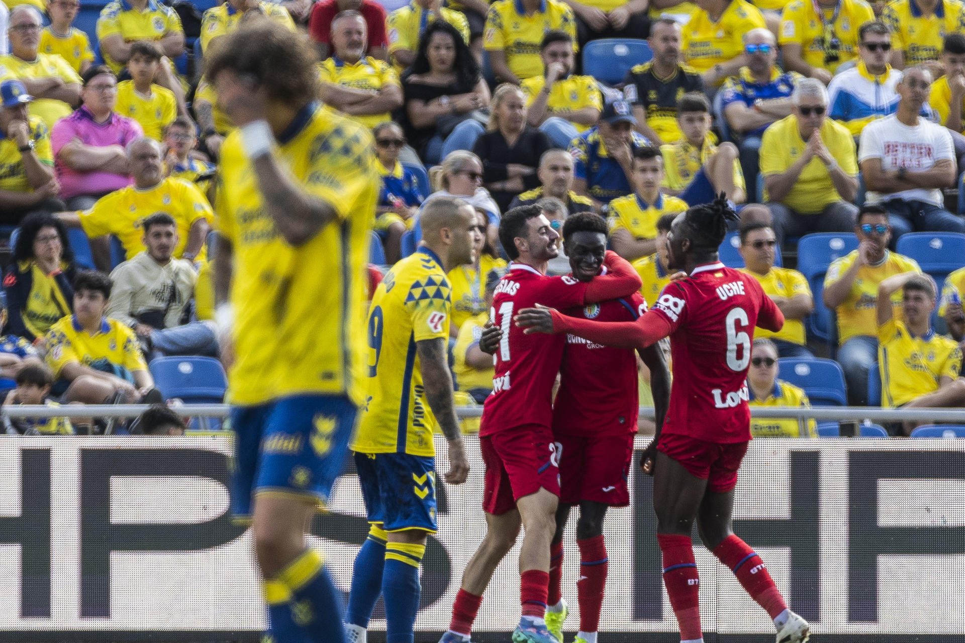 El centrocampista del Getafe Coba da Costa (2d) celebra el primer gol de su equipo  ante la UD Las Palmas durante el partido correspondiente a la jornada 19 de LaLiga disputado este domingo en el estadio de Gran Canaria. EFE/ Quique Curbelo
