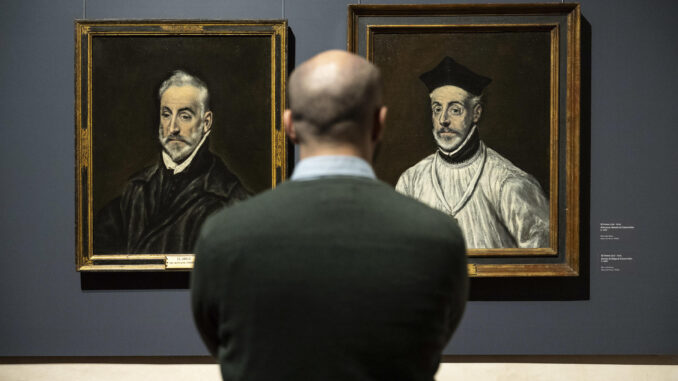 Un hombre observa los retratos que el Greco hizo a los hermanos Covarrubias, Antonio y Diego, hacia el año 1600 que forman parte de la muestra "La huella veneciana" que el Museo del Greco expone hasta el 8 de junio en la biblioteca del Museo. EFE/ Ismael Herrero
