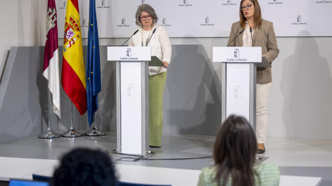 La portavoz del gobierno regional, Esther Padilla (d) y la consejera de Desarrollo sostenible, Mercedes Gómez (i), durante la rueda de prensa ofrecida este miércoles tras la reunión del Consejo de Gobierno. EFE/Ismael Herrero
