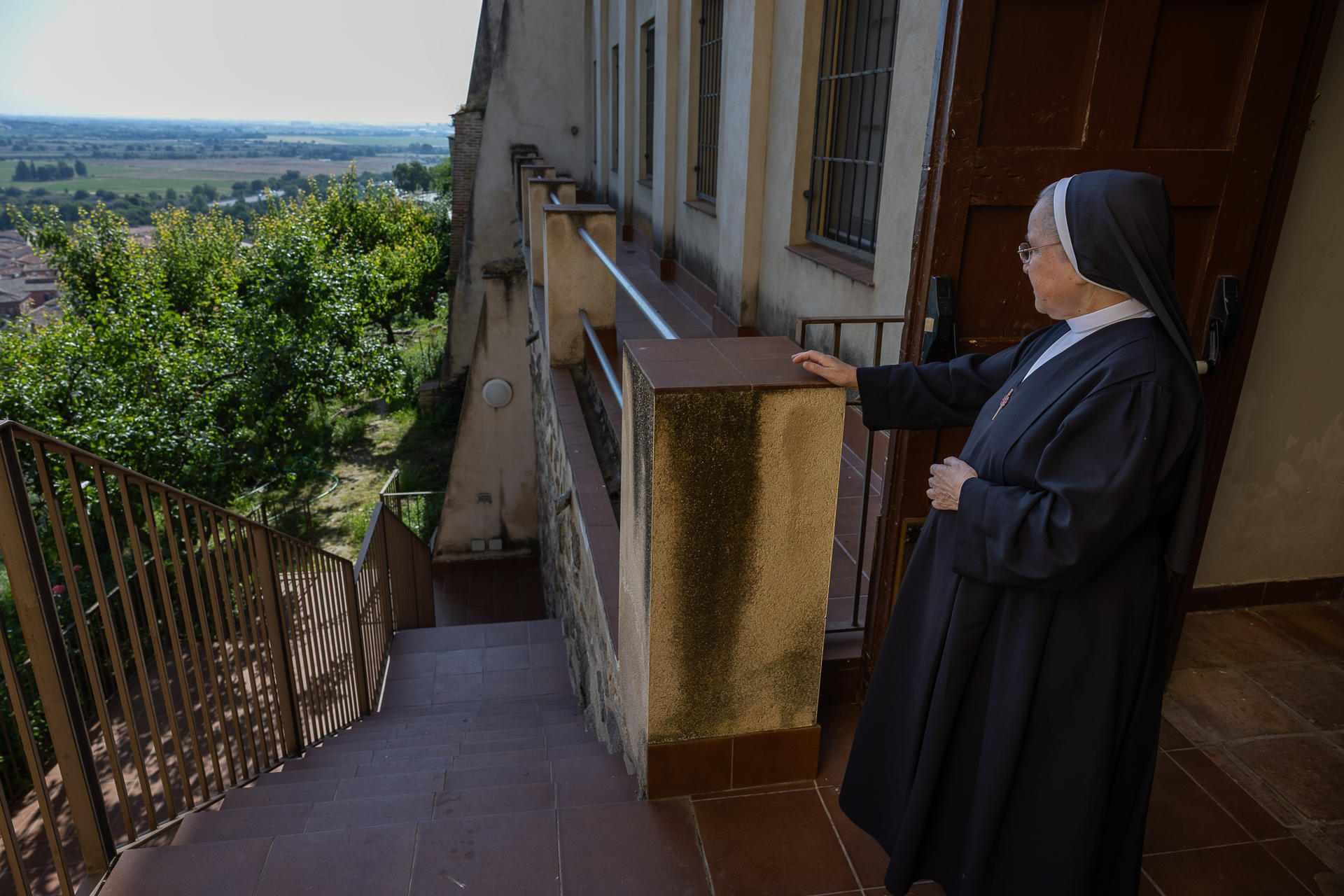 Sor Lucía, hermana de la Orden de las Comendadoras de Santiago de Toledo, durante una entrevista con EFE. La orden cumple este sábado 850 años desde su fundación, un tiempo que las monjas han dedicado a la oración y a la educación de decenas de generaciones. EFE/ Ismael Herrero
