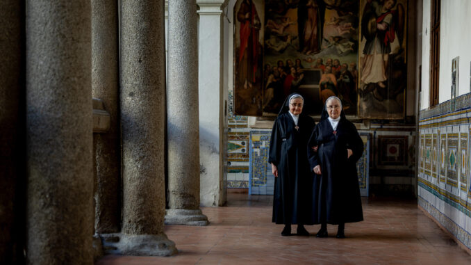 Sor Lucía (i) y sor Ángeles, hermanas de la Orden de las Comendadoras de Santiago de Toledo, durante una entrevista con EFE. La orden cumple este sábado 850 años desde su fundación, un tiempo que las monjas han dedicado a la oración y a la educación de decenas de generaciones. EFE/ Ismael Herrero
