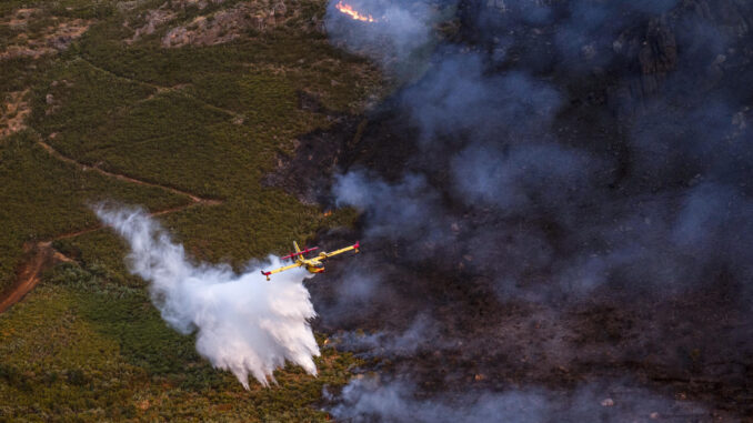 Un hidroavión en las labores de extinción de un incendio forestal, en una imagen de archivo. EFE// Brais Lorenzo
