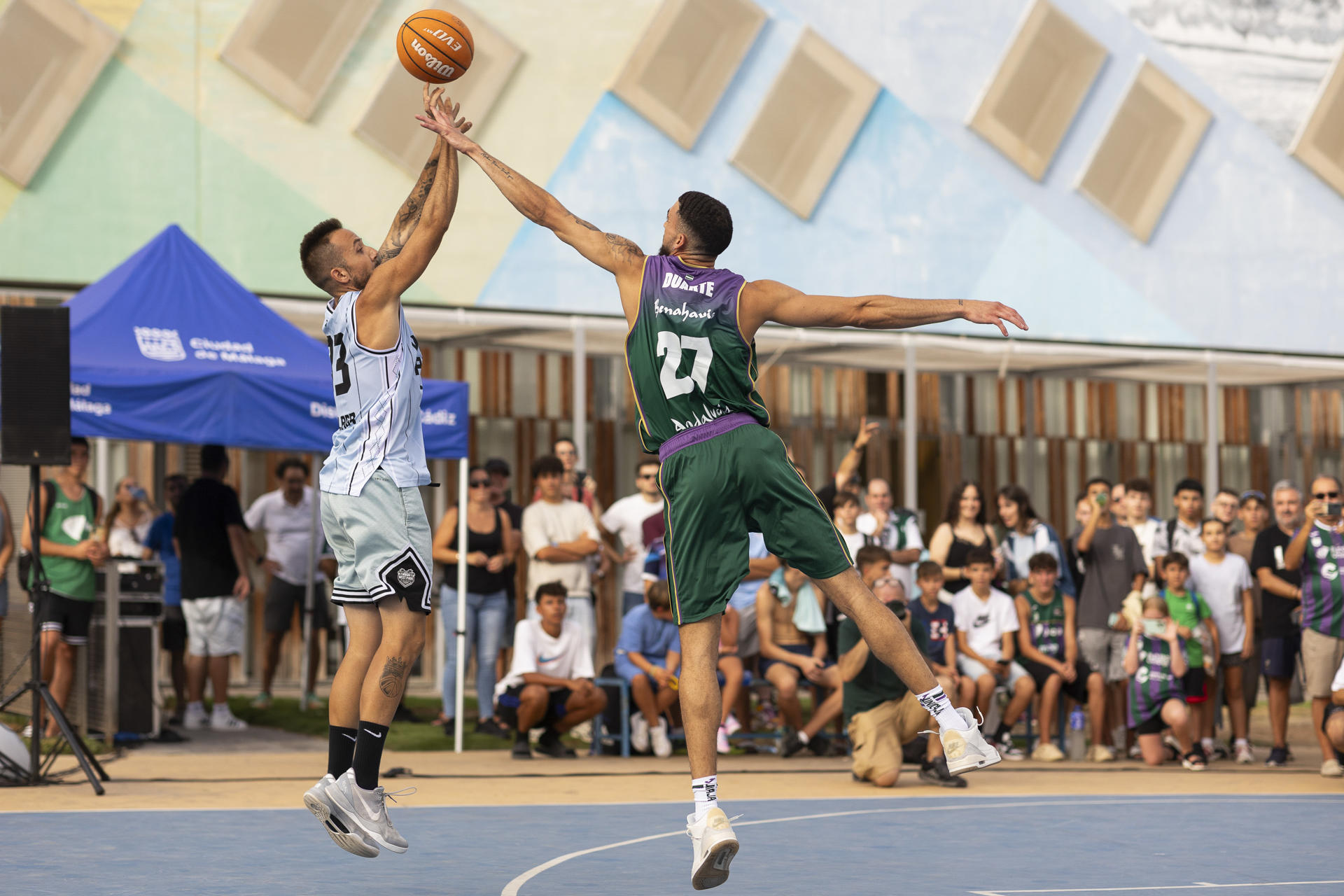 El nuevo escolta dominicano del Unicaja, Chris Duarte  (d), juega un partido amistoso durante su presentación, este martes en el parque del oeste de Málaga. EFE/Carlos Díaz
