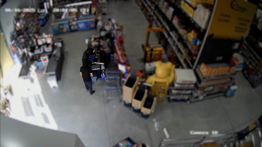 Una banda que empleaba machetes y fusiles simulados para asaltar supermercados ha sido desarticulada por la Guardia Civil en Málaga, operación en la que han sido detenidas tres personas, que han ingresado en prisión provisional por orden judicial. EFE/Guardia Civil // SOLO USO EDITORIAL/SOLO DISPONIBLE PARA ILUSTRAR LA NOTICIA QUE ACOMPAÑA (CRÉDITO OBLIGATORIO)