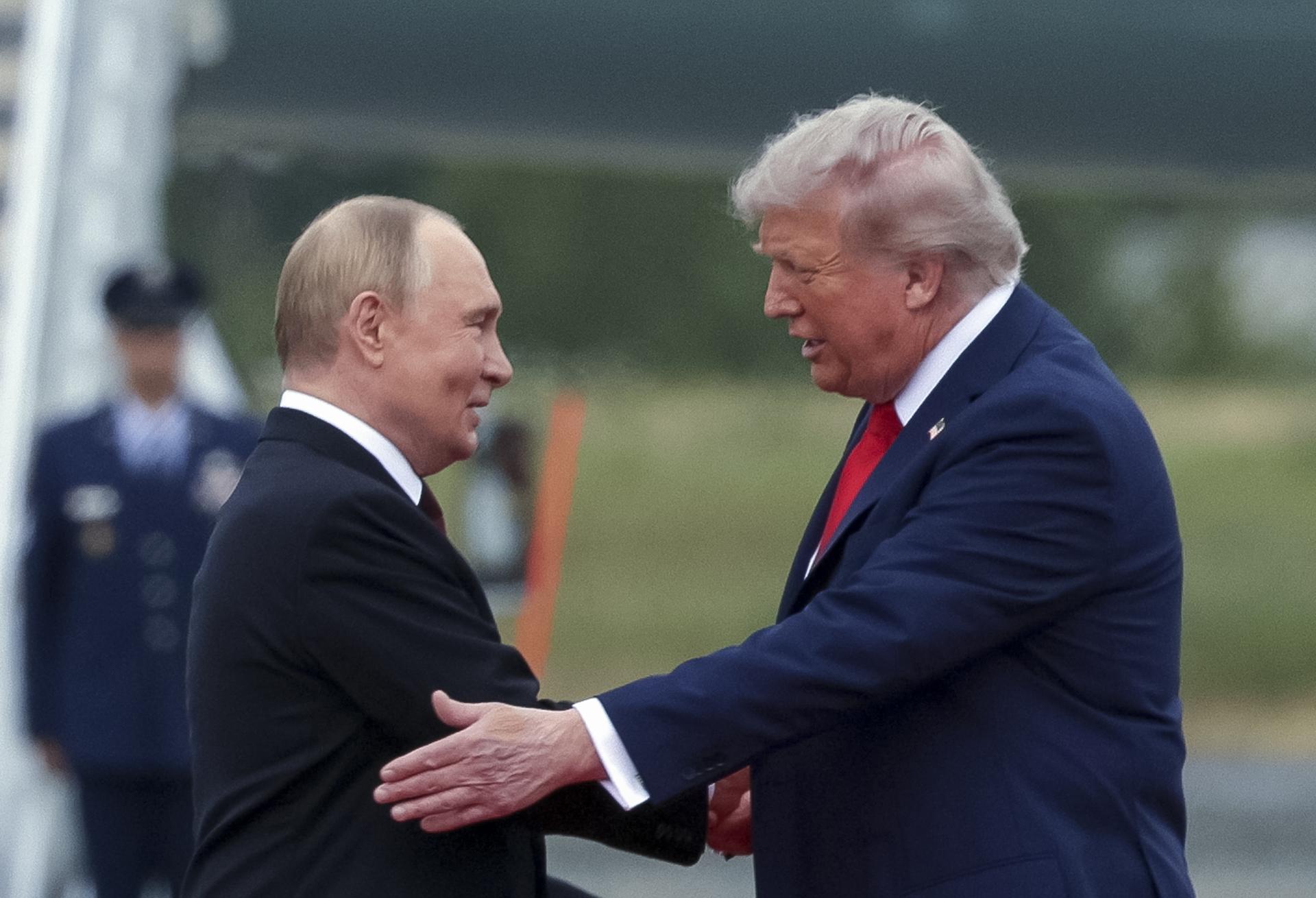 El presidente de Estados Unidos, Donald Trump (d), al recibir a su homólogo ruso, Vladimir Putin, en la Base Conjunta Elmendorf-Richardson, en Anchorage (Alaska, EE.UU.). EFE/Gavriil Grigorov/Sputnik/Kremlin/Pool
