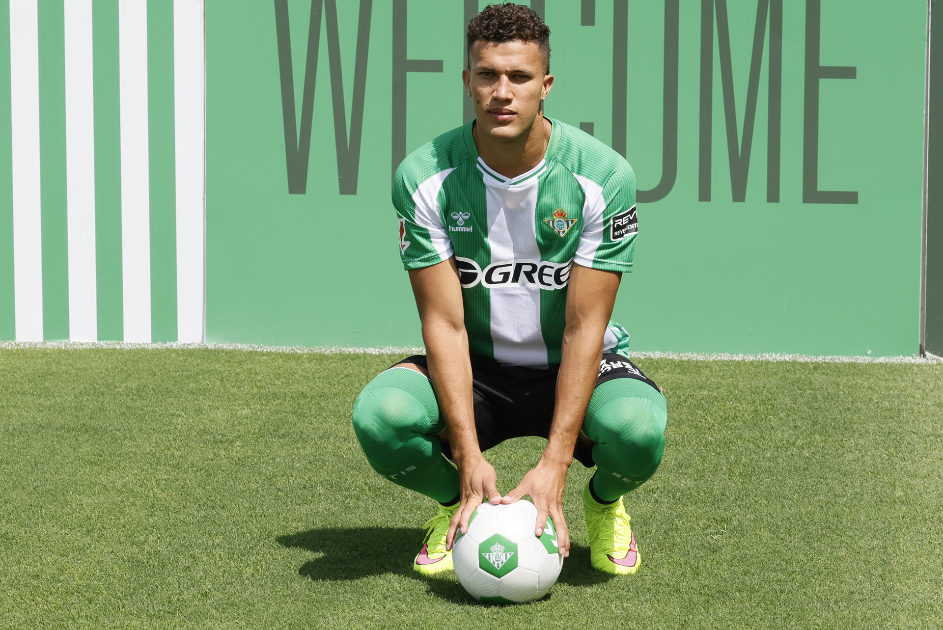 El centrocampista colombiano Nelson Deossa durante su presentación como nuevo jugador del Real Betis en la Ciudad Deportiva del club, tras el acuerdo para su traspaso alcanzado con el Rayados de Monterrey mexicano, este lunes en Sevilla. EFE/José Manuel Vidal
