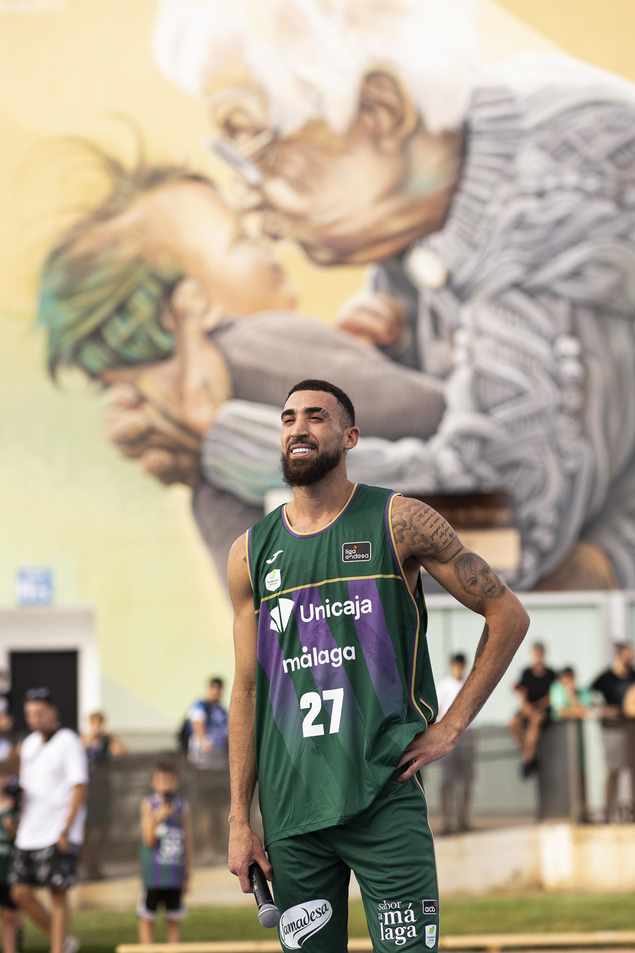 El Unicaja presenta a su nuevo jugador, el escolta dominicano Chris Duarte, este martes en el parque del oeste de Málaga. EFE/Carlos Díaz
