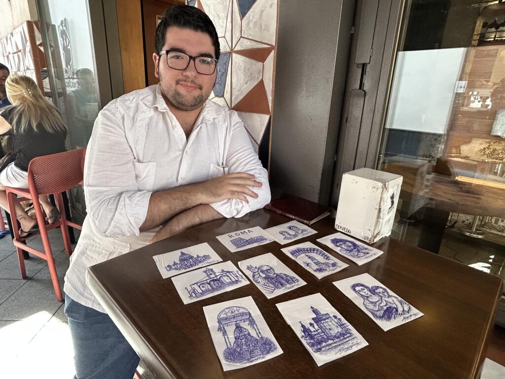 Manuel Barragán, un joven sevillano de 23 años, se ha hecho famoso en los últimos días por realizar obras de arte en servilletas de los bares de su ciudad, unos dibujos que realiza en poco más de diez minutos y siempre a bolígrafo. EFE/Fermín Cabanillas