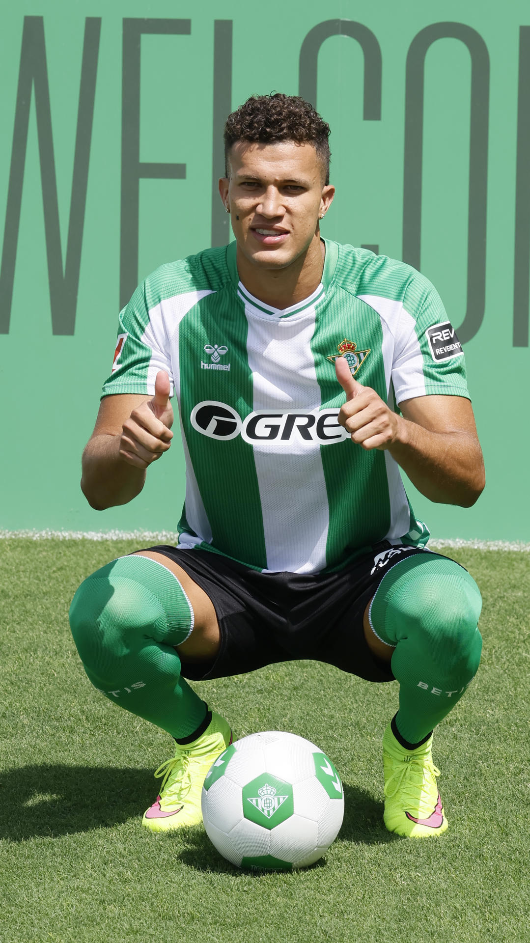 El centrocampista colombiano Nelson Deossa durante su presentación como nuevo jugador del Real Betis en la Ciudad Deportiva del club, tras el acuerdo para su traspaso alcanzado con el Rayados de Monterrey mexicano, este lunes en Sevilla. EFE/José Manuel Vidal
