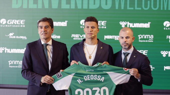 El director deportivo del Betis, Manu Fajardo, junto presidente del club, Ángel Haro (I), en la presentación del centrocampista colombiano Nelson Deossa (C). EFE/José Manuel Vidal
