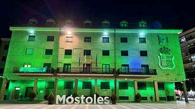 Móstoles ilumina la Casa Consistorial de verde en apoyo al Día Nacional de la Artritis