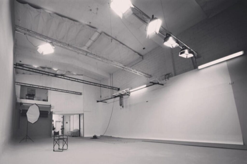 Organizan visita al plató Nave NeXo para acercar el cine a la comunidad