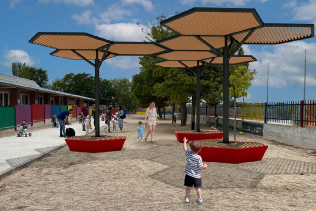 Instalan pérgolas para sombrear patios de seis colegios públicos