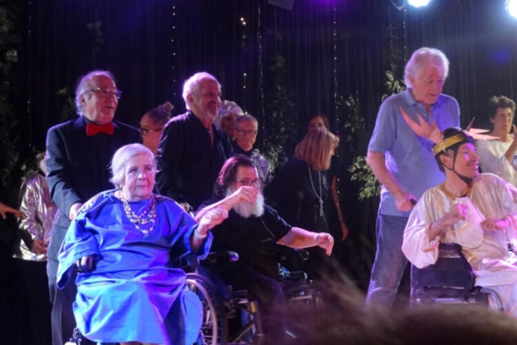 Estreno de De antes de ayer a pasado por el grupo Belisana