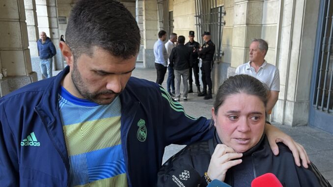 Daniel y María Linares, hermanos del hombre que fue asesinado en noviembre de 2021 en Dos Hermanas (Sevilla) a manos de su mujer y su amante, hacen declaraciones a los medios este lunes a las puertas de la Audiencia de Sevilla tras el acuerdo de las partes en las que los procesados han aceptado 18 y 12 años de prisión, respectivamente, con lo que se ha evitado la celebración del juicio con jurado popular. EFE/Roberto Ruiz Oliva
