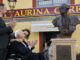 El torero Curro Romero y su mujer Carmen Tello observan el busto con la imagen del maestro descubierto en la calle Santa María de Gracia, número 13 -frente a la calle Santa Brígida y a las puertas de la emblemática Peña Taurina Curro Romero, durante el homenaje institucional que rinde este sábado el Ayuntamiento de Camas al torero, Hijo Predilecto del municipio y una de las figuras más singulares y queridas de la historia del Toreo. EFE/Jose Manuel Vidal