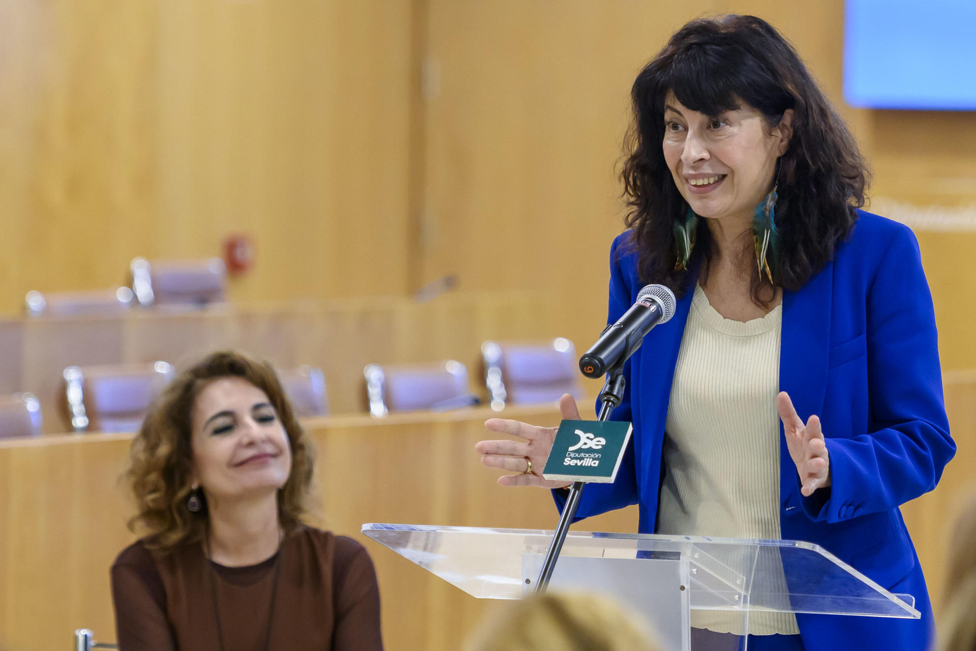 La ministra de Igualdad. Ana Redondo (d), y la vicepresidenta primera del Gobierno y ministra de Hacienda, María Jesús Montero (i), en la inauguración de la XIX Feria Provincial de Mujeres Empresarias en Sevilla que se celebra en el patio de la Diputación de Sevilla. EFE/Raúl Caro
