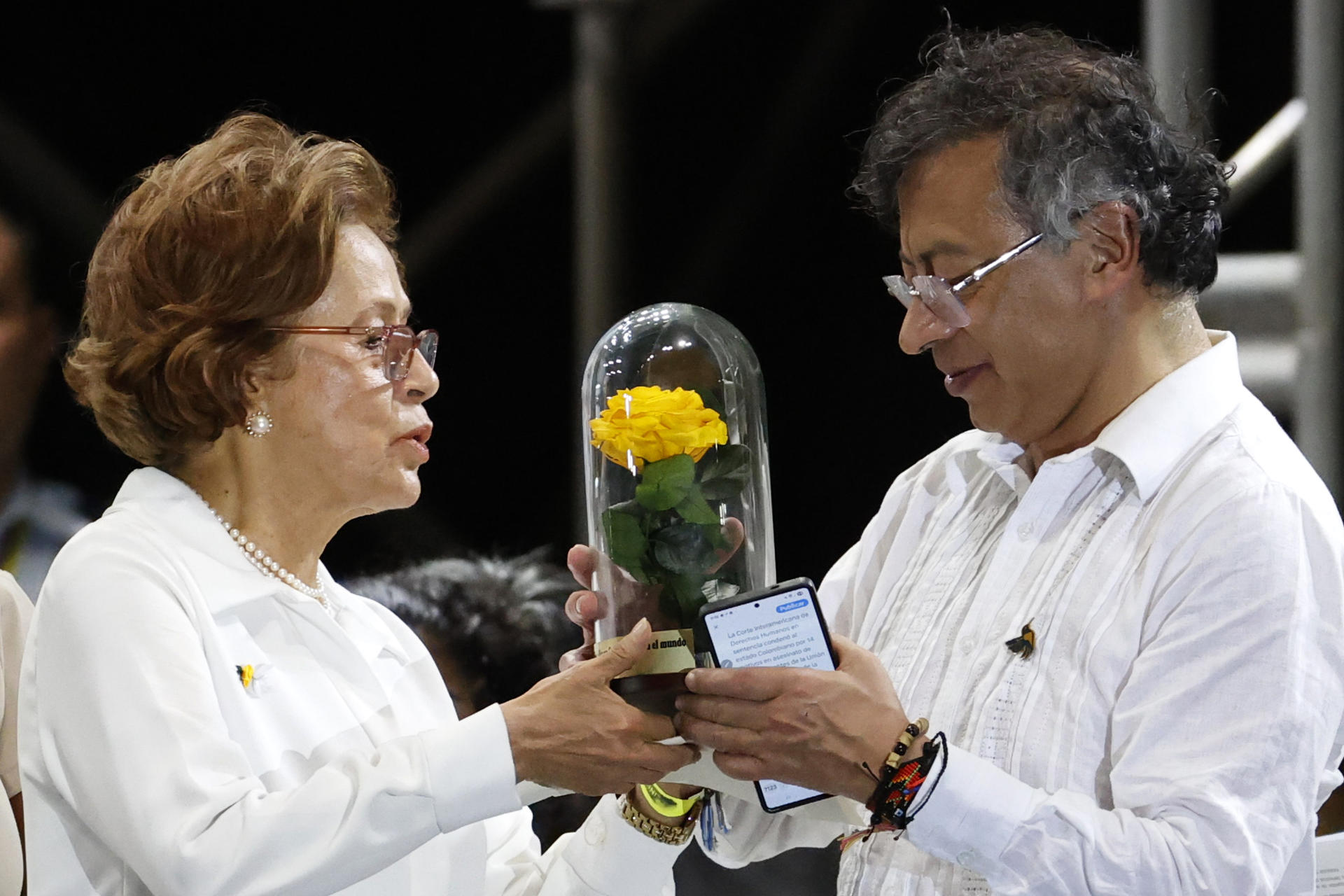 La defensora de derechos humanos y senadora Jahel Quiroga Carrillo (i), entrega una rosa amarilla al presidente de Colombia, Gustavo Petro, este domingo, en Santa Marta (Colombia). EFE/ Mauricio Dueñas Castañeda
