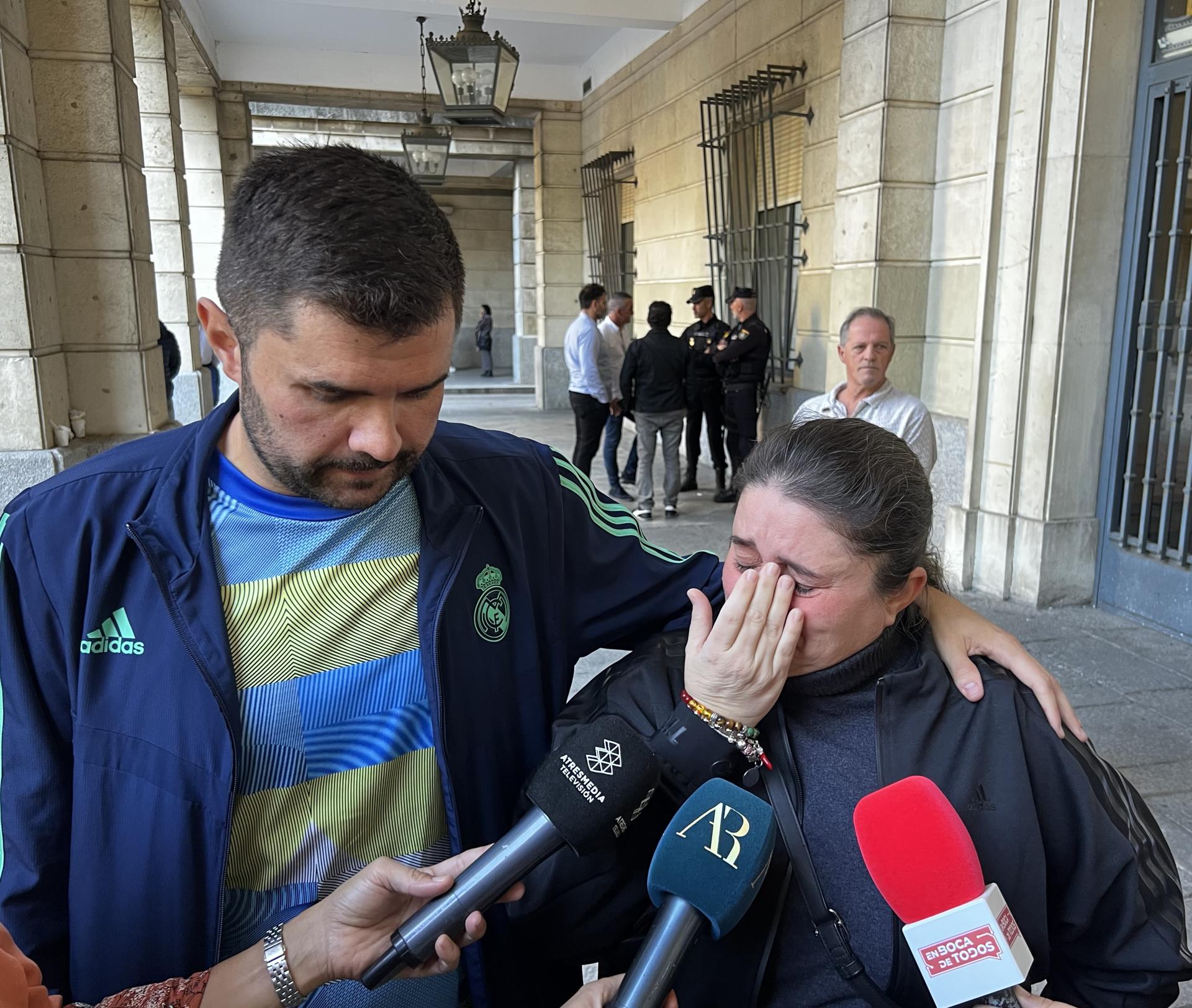 Daniel y María Linares, hermanos del hombre que fue asesinado en noviembre de 2021 en Dos Hermanas (Sevilla) a manos de su mujer y su amante, hacen declaraciones a los medios este lunes a las puertas de la Audiencia de Sevilla tras el acuerdo de las partes en las que los procesados han aceptado 18 y 12 años de prisión respectivamente, con lo que se ha evitado la celebración del juicio con jurado popular. EFE/Roberto Ruiz Oliva
