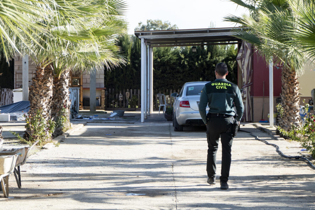 Una mujer de 39 años de edad ha fallecido la madrugada de este domingo en un incendio declarado en una casa de campo en Lora del Río (Sevilla). Los hechos tuvieron lugar anoche, sobre las 00.30 horas, cuando el teléfono 112 atendió un aviso que alertaba de un fuego declarado en una vivienda de la urbanización La Pastora de la localidad sevillana. EFE/David Arjona