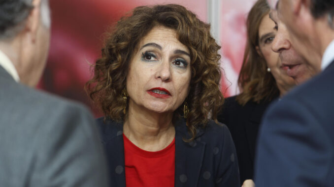 La vicepresidenta primera del Gobierno y ministra de Hacienda, María Jesús Montero, visita este sábado la Feria del Jamón de Bellota 100 % Ibérico Denominación de Origen Protegida (DOP) Los Pedroches. EFE/Salas
