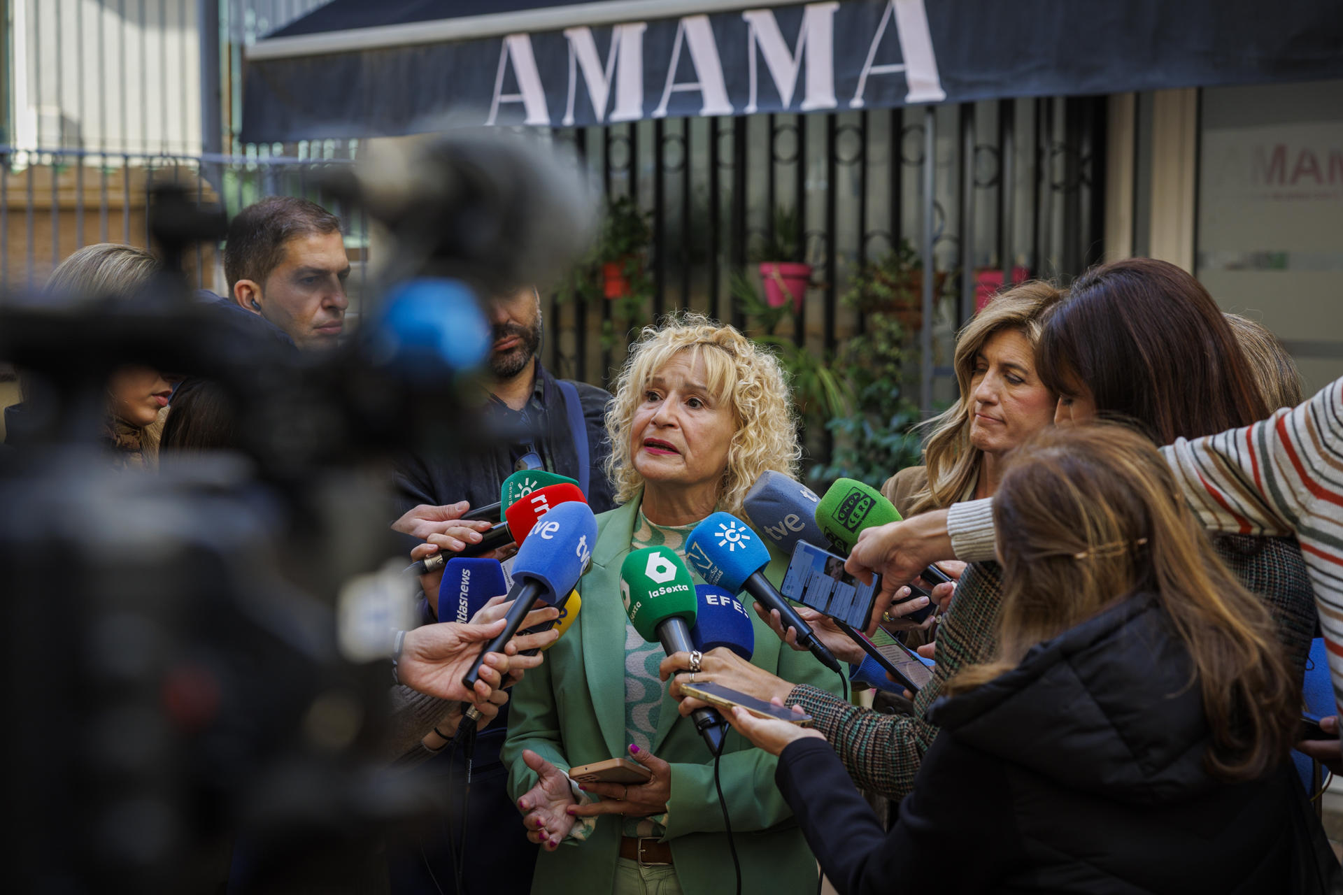 La presidenta de la asociación de mujeres con cáncer de mama, Amama, Ángela Claverol, en declaraciones a los periodistas este martes en la sede en Sevilla, ha anunciado que ya se ha presentado unas 25 reclamaciones patrimoniales en nombre de víctimas de los retrasos en la comunicación de resultados del cribado del cáncer, y ha asegurado que le "ha fallado la confianza" que habían depositado en el nuevo equipo de la Consejería de Sanidad. EFE/ Julio Muñoz
