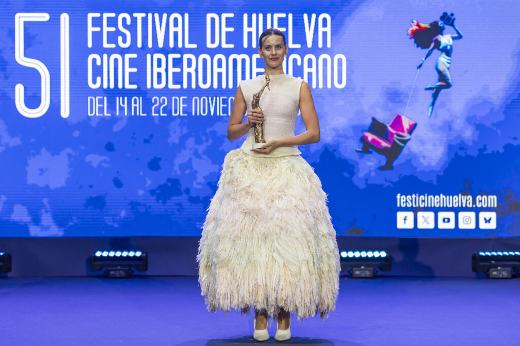 La actriz Milena Smith tras recibir el ´Premio Luz´ durante la 51 Edición del Festival de Cine Iberoamericano de Huelva que se celebra hoy viernes en la Casa Colón de la capital onubense. EFE/Alberto Díaz.